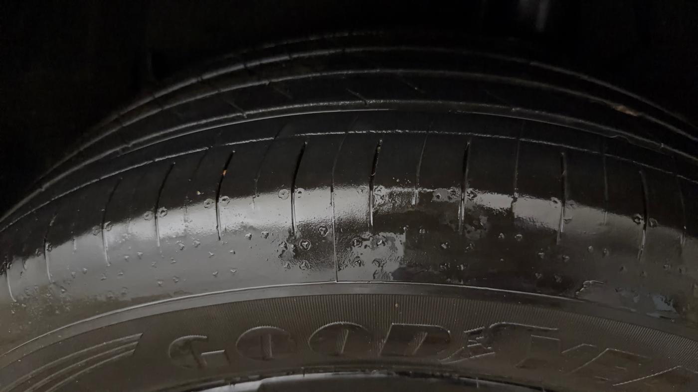 2024 Mahindra XUV700 AX 7 Luxury Pack Petrol AT 6 STR, Petrol, Automatic, 32,191 km, Left Rear Tyre Tread