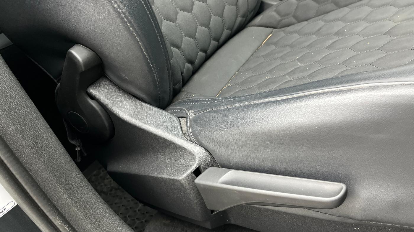 2022 Skoda KUSHAQ AMBITION 1.0L TSI MT, Petrol, Manual, 35,618 km, Driver Side Adjustment Panel