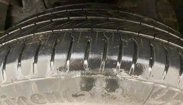 2021 Mahindra XUV300 W8(O) 1.2 PETROL DUAL TONE, Petrol, Manual, 49,232 km, Left Front Tyre Tread