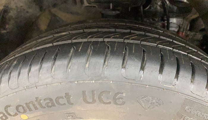 2021 Mahindra XUV300 W8(O) 1.2 PETROL DUAL TONE, Petrol, Manual, 49,232 km, Right Front Tyre Tread