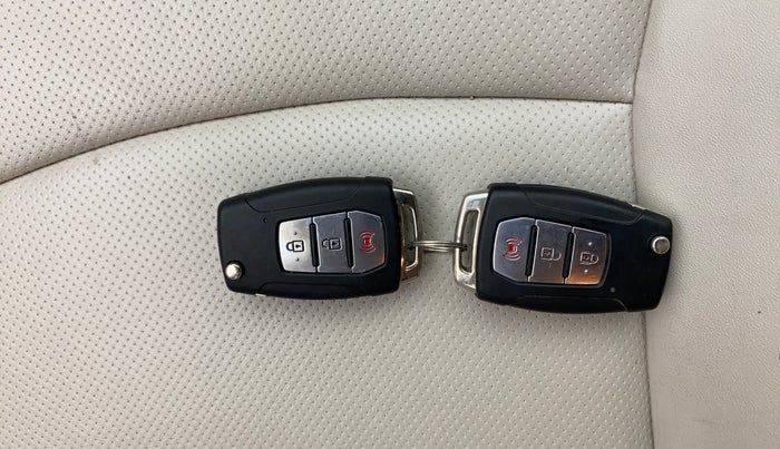 2021 Mahindra XUV300 W8(O) 1.2 PETROL DUAL TONE, Petrol, Manual, 49,232 km, Key Close Up