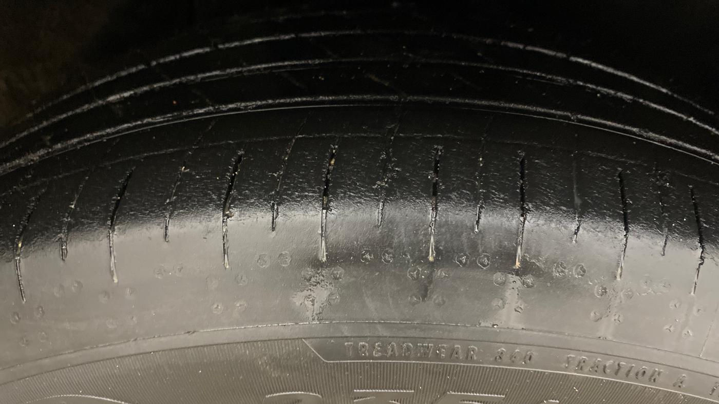 2023 Mahindra XUV700 AX 7 LUXURY P AT 7 STR, Petrol, Automatic, 36,034 km, Right Front Tyre Tread