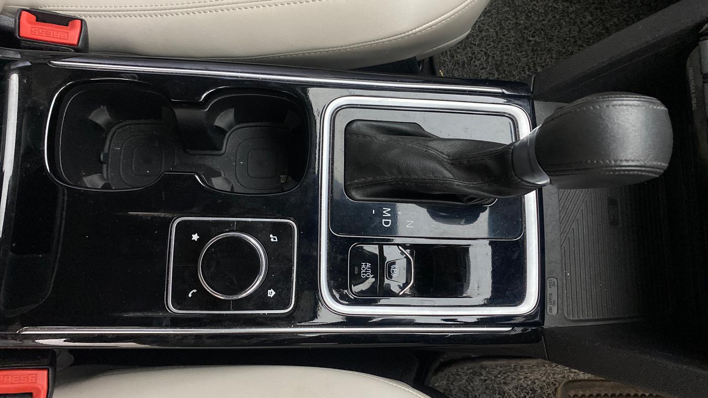2023 Mahindra XUV700 AX 7 LUXURY P AT 7 STR, Petrol, Automatic, 36,034 km, Gear Lever