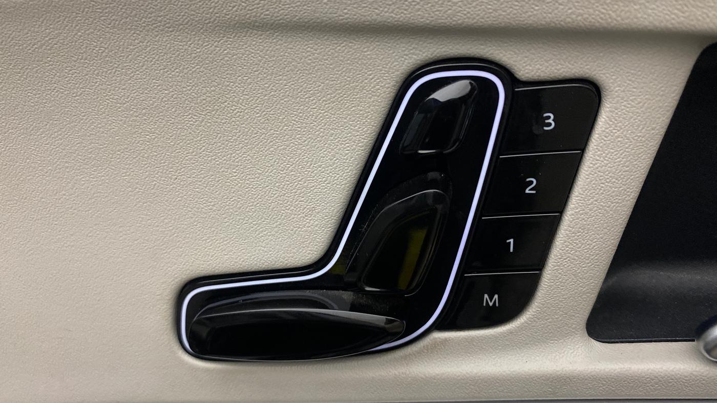 2023 Mahindra XUV700 AX 7 LUXURY P AT 7 STR, Petrol, Automatic, 36,034 km, Driver Side Adjustment Panel
