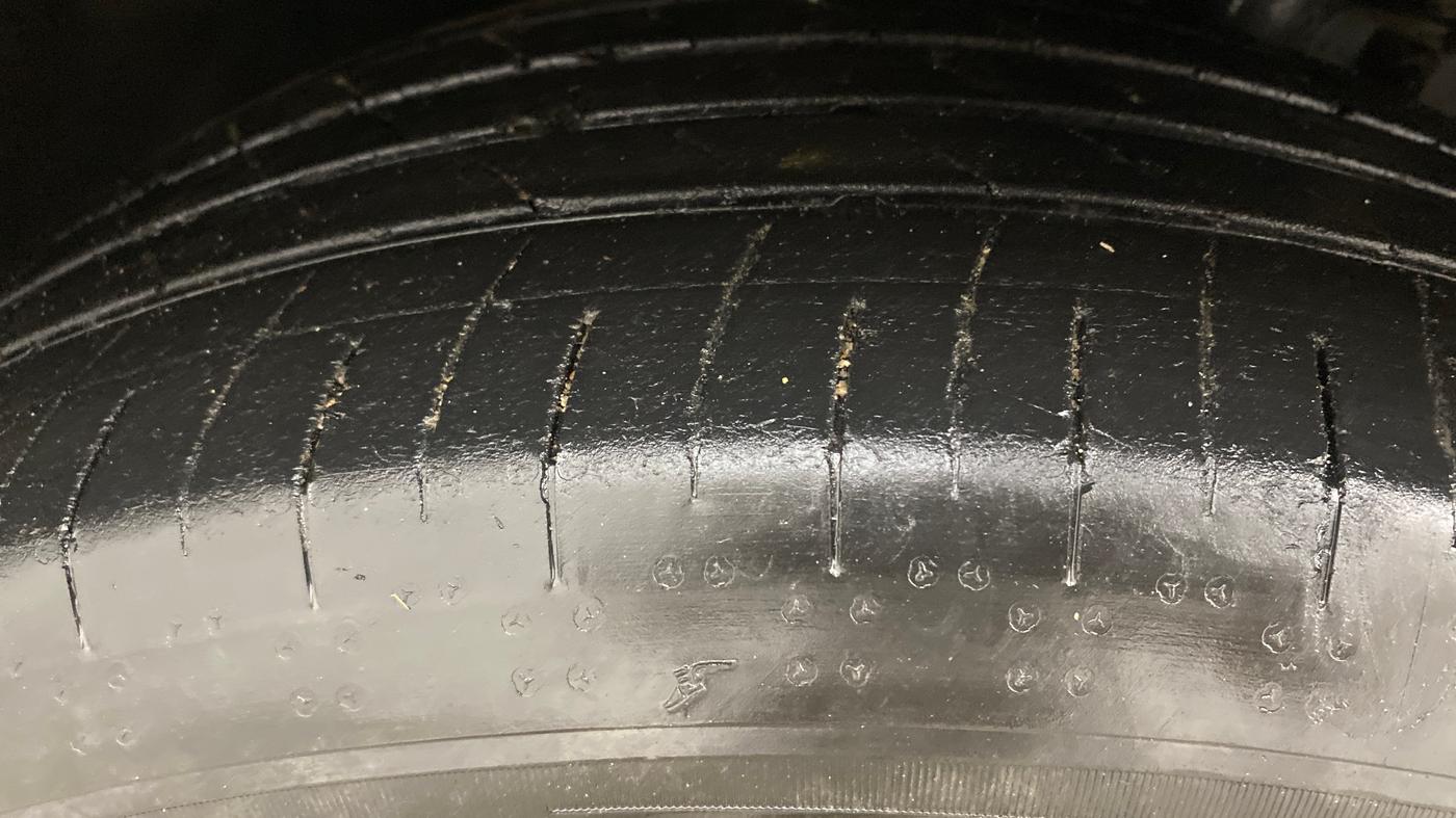 2023 Mahindra XUV700 AX 7 LUXURY P AT 7 STR, Petrol, Automatic, 36,034 km, Left Front Tyre Tread