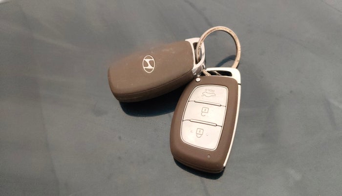 2023 Hyundai AURA SX 1.2 CNG, CNG, Manual, 56,354 km, Key Close Up