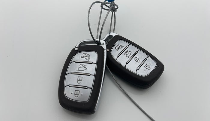 2020 Hyundai VENUE SX 1.0 (O) TURBO, Petrol, Manual, 63,858 km, Key Close Up