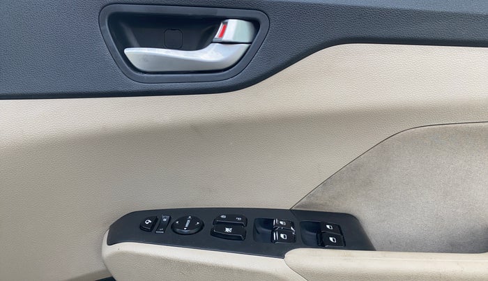 2018 Hyundai Verna 1.6 VTVT SX, Petrol, Manual, 50,759 km, Driver Side Door Panels Control