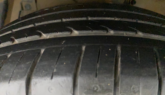 2019 Maruti Ciaz ALPHA 1.5 SHVS PETROL, Petrol, Manual, 26,790 km, Left Front Tyre Tread