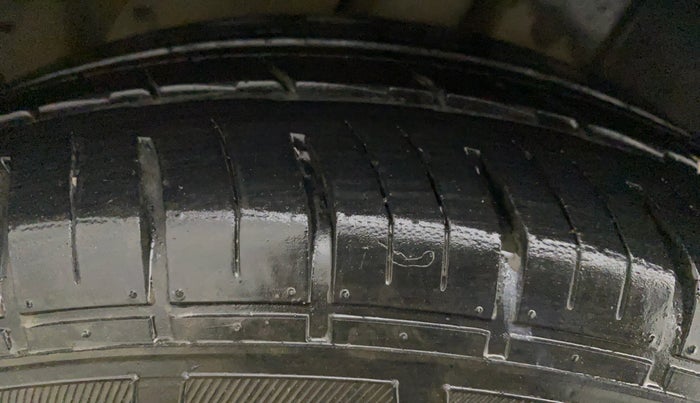 2013 Maruti Ertiga VXI CNG, CNG, Manual, 1,23,781 km, Left Front Tyre Tread
