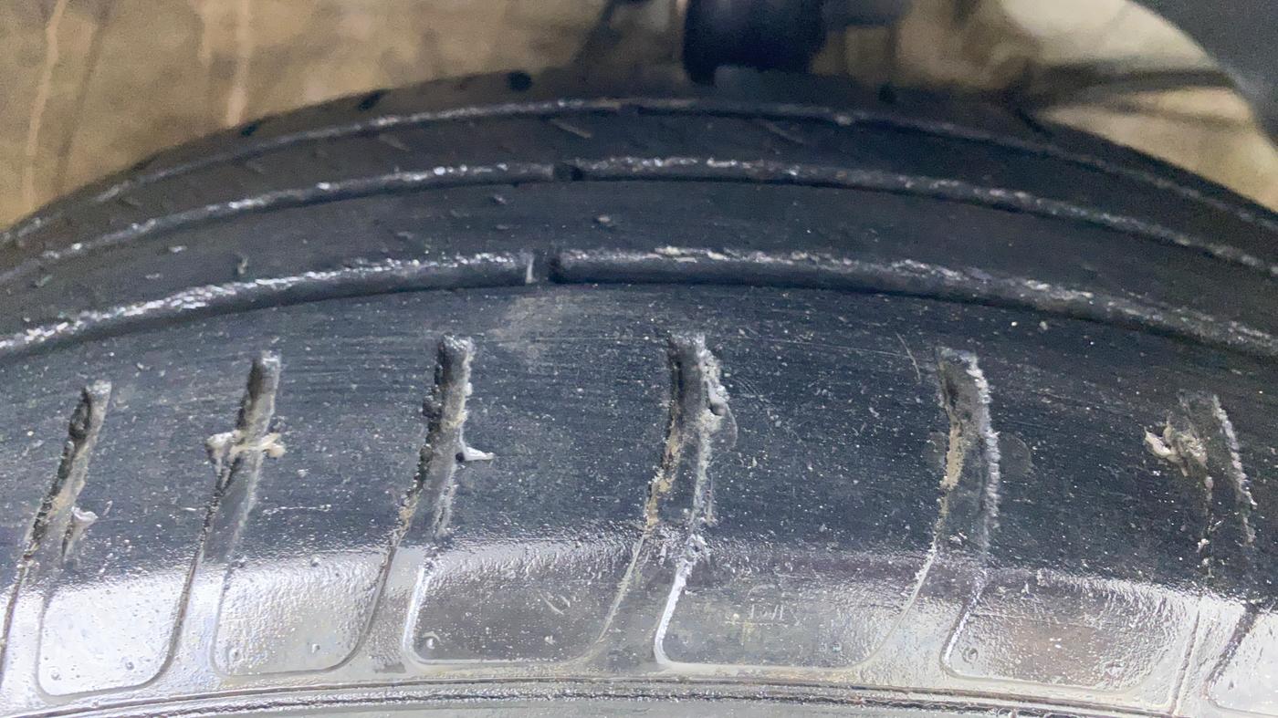 2018 Maruti Swift VXI, Petrol, Manual, 42,781 km, Right Front Tyre Tread