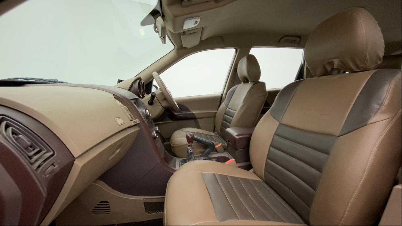 2015 Mahindra XUV500 W4, Diesel, Manual, 85,619 km, Right Side Front Door Cabin