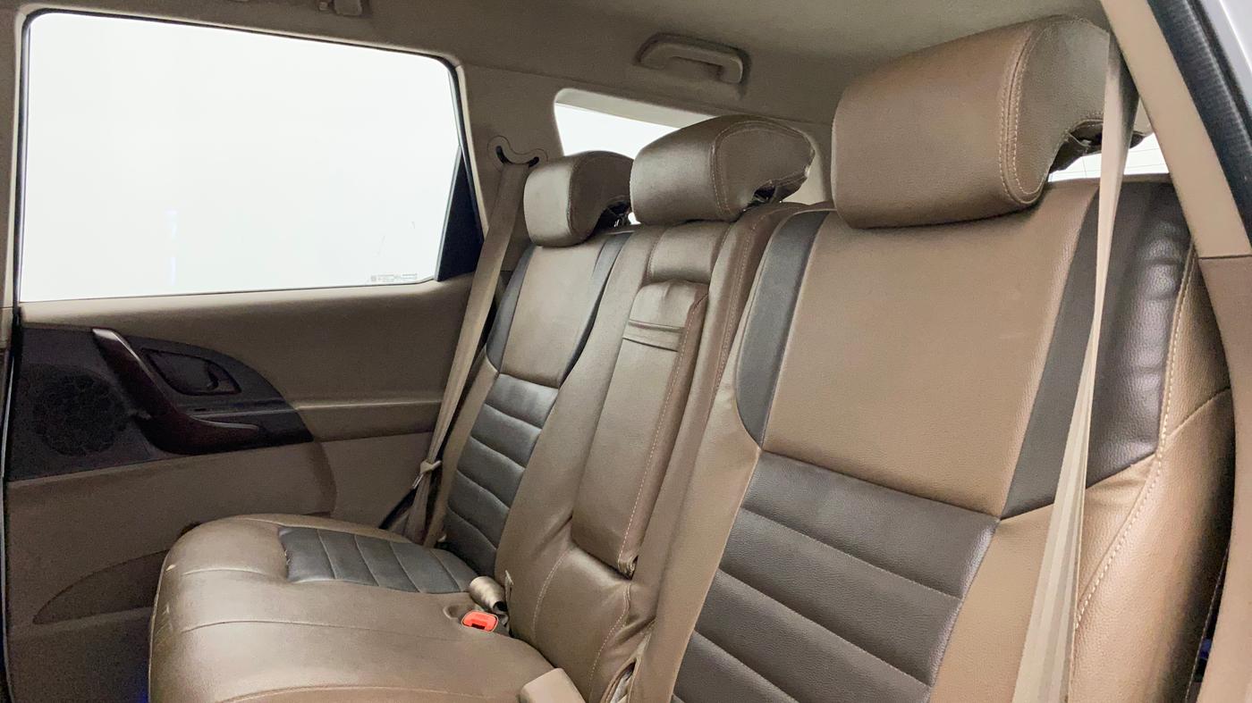 2015 Mahindra XUV500 W4, Diesel, Manual, 85,619 km, Right Side Rear Door Cabin