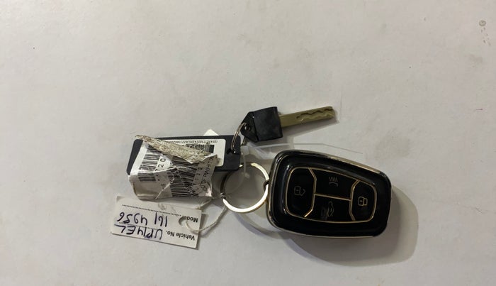 2020 Tata NEXON XZA PLUS (O) PETROL, Petrol, Automatic, 82,912 km, Key Close Up