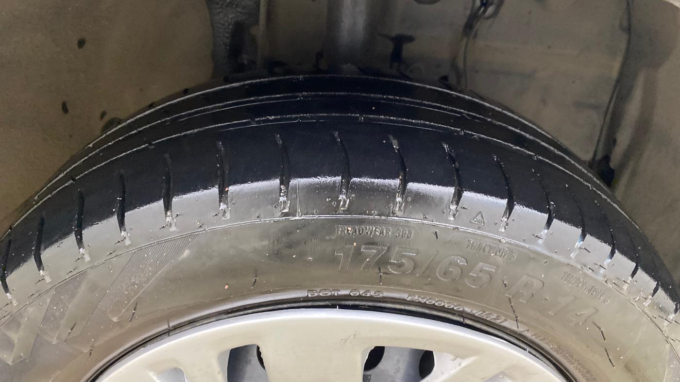 2015 Toyota Etios Liva V, Petrol, Manual, 1,37,340 km, Right Front Tyre Tread