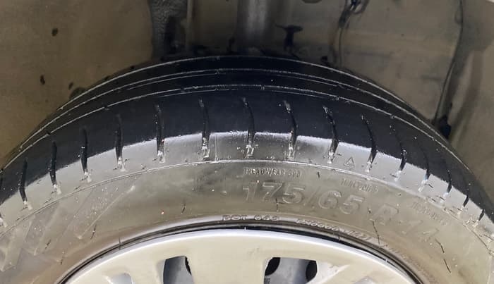 2015 Toyota Etios Liva V, Petrol, Manual, 1,37,233 km, Right Front Tyre Tread
