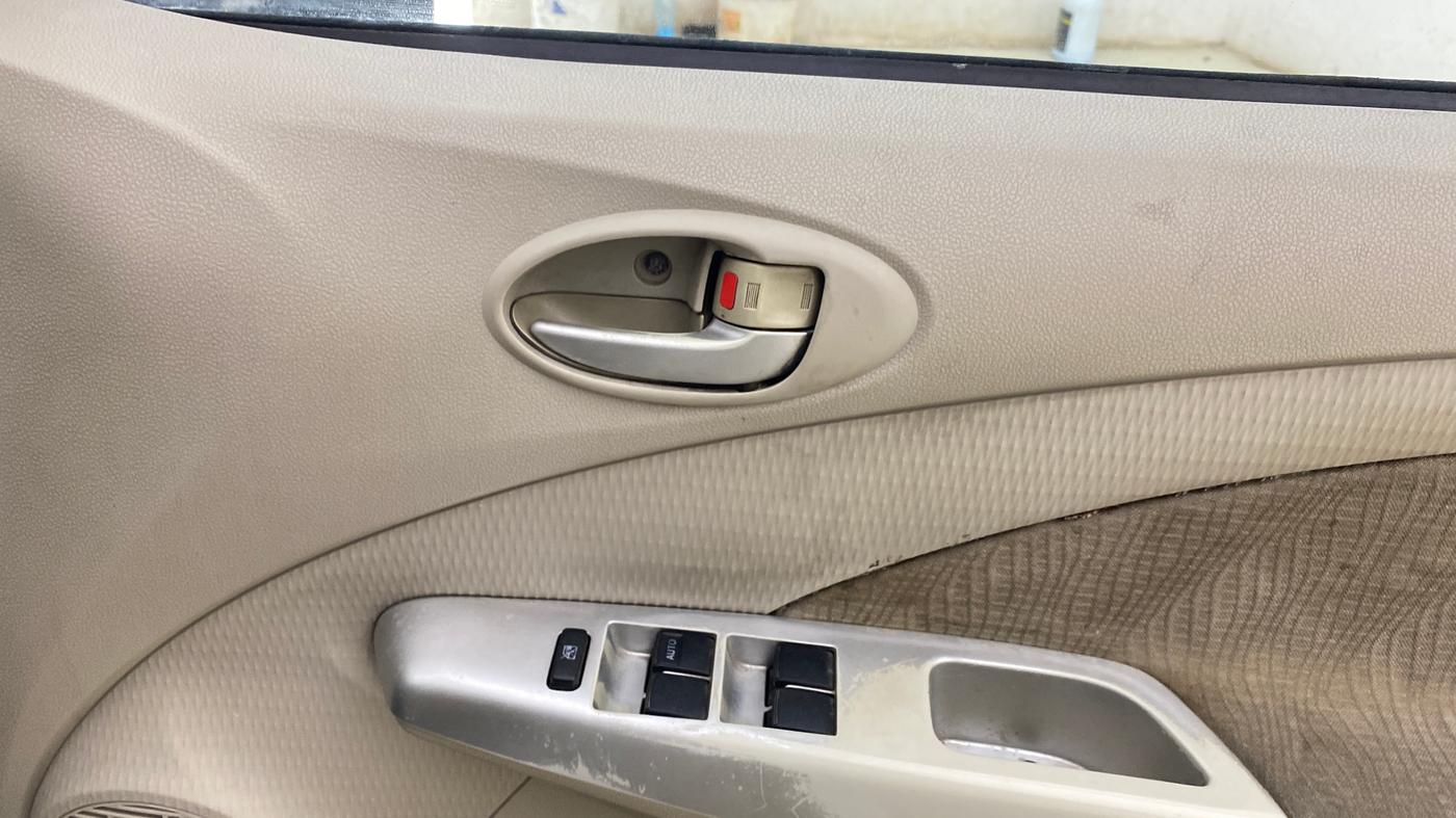 2015 Toyota Etios Liva V, Petrol, Manual, 1,37,340 km, Driver Side Door Panels Control