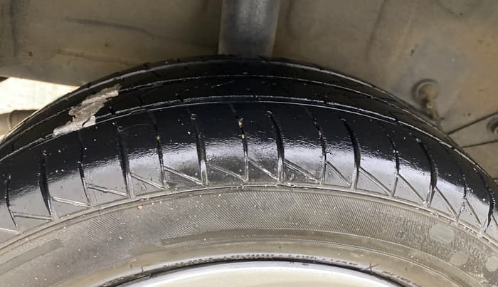 2015 Toyota Etios Liva V, Petrol, Manual, 1,37,233 km, Right Rear Tyre Tread