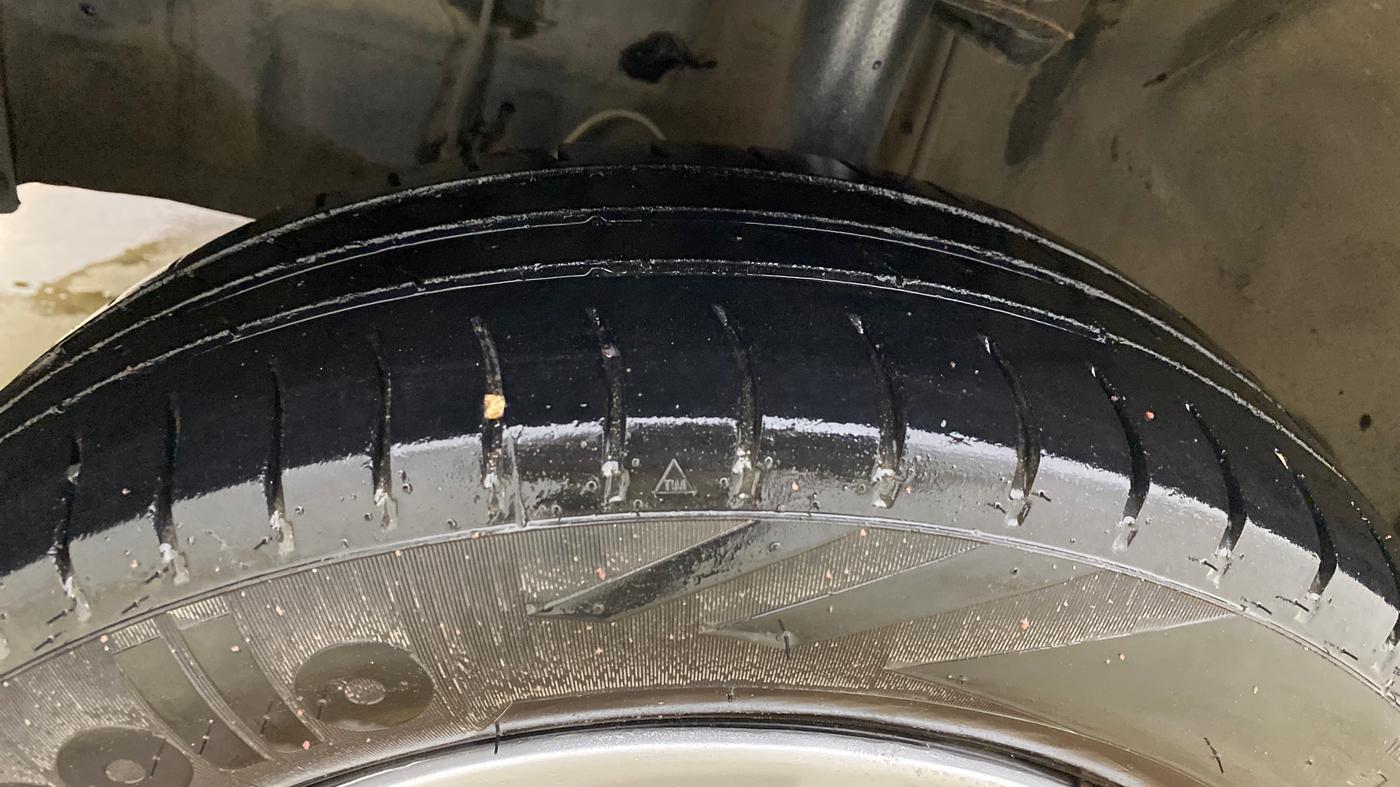 2015 Toyota Etios Liva V, Petrol, Manual, 1,37,340 km, Left Front Tyre Tread