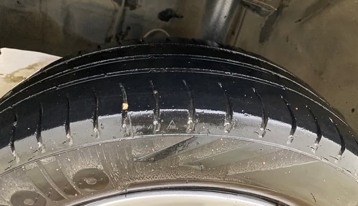 2015 Toyota Etios Liva V, Petrol, Manual, 1,37,233 km, Left Front Tyre Tread