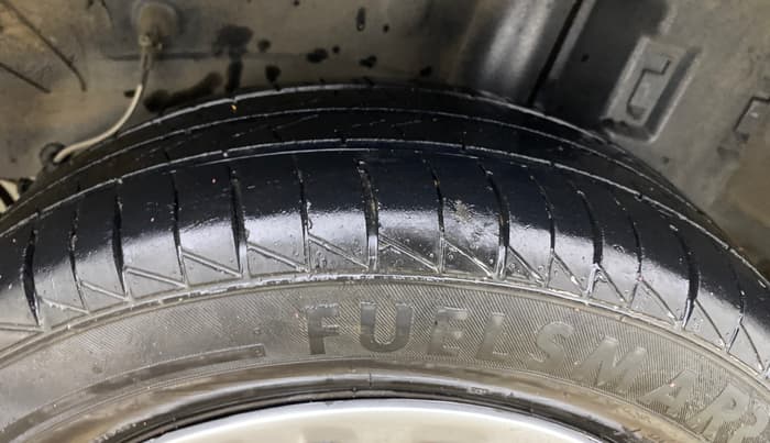 2015 Toyota Etios Liva V, Petrol, Manual, 1,37,233 km, Left Rear Tyre Tread