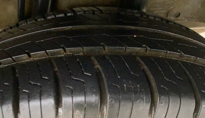 2015 Honda Jazz 1.2L I-VTEC S, Petrol, Manual, 1,02,306 km, Left Rear Tyre Tread