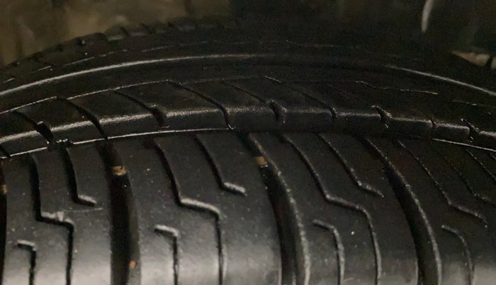 2015 Honda Jazz 1.2L I-VTEC S, Petrol, Manual, 1,02,306 km, Right Front Tyre Tread