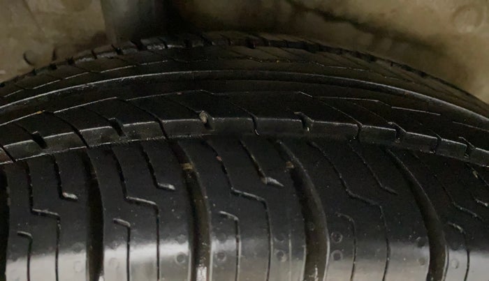 2015 Honda Jazz 1.2L I-VTEC S, Petrol, Manual, 1,02,306 km, Right Rear Tyre Tread