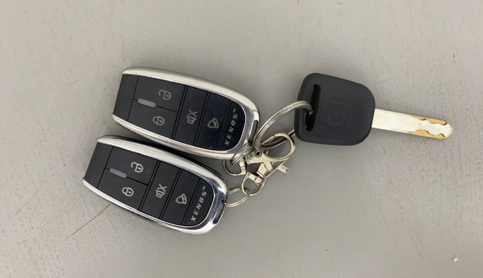 2015 Honda Jazz 1.2L I-VTEC S, Petrol, Manual, 1,02,306 km, Key Close Up