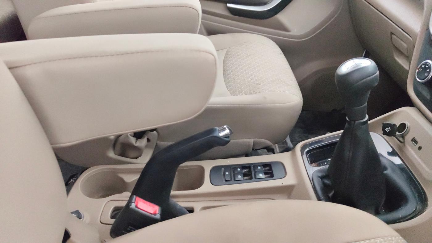 2019 Mahindra TUV300 T10, Diesel, Manual, 61,847 km, Gear Lever