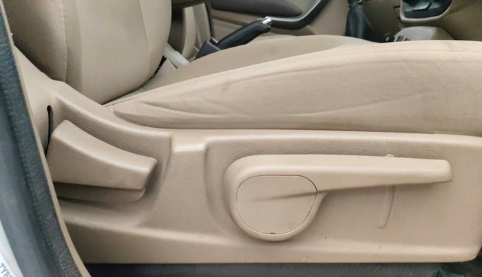 2019 Mahindra TUV300 T10, Diesel, Manual, 61,847 km, Driver Side Adjustment Panel