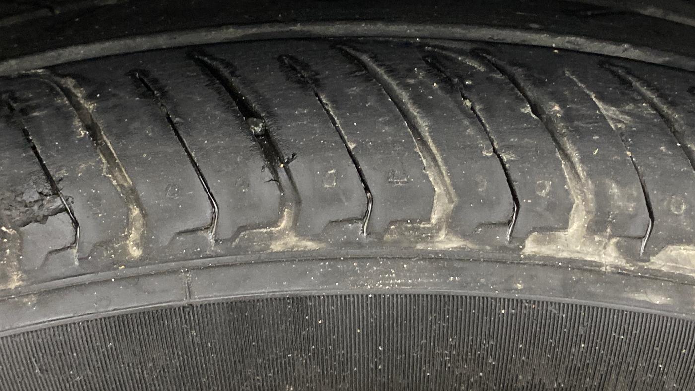 2021 Nissan MAGNITE XV MT, Petrol, Manual, 1,21,424 km, Left Front Tyre Tread