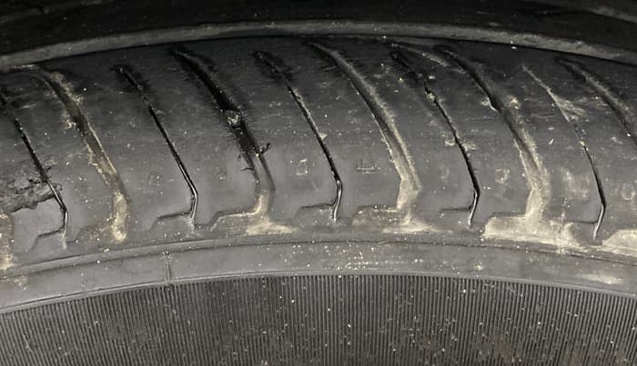 2021 Nissan MAGNITE XV MT, Petrol, Manual, 1,21,424 km, Left Front Tyre Tread