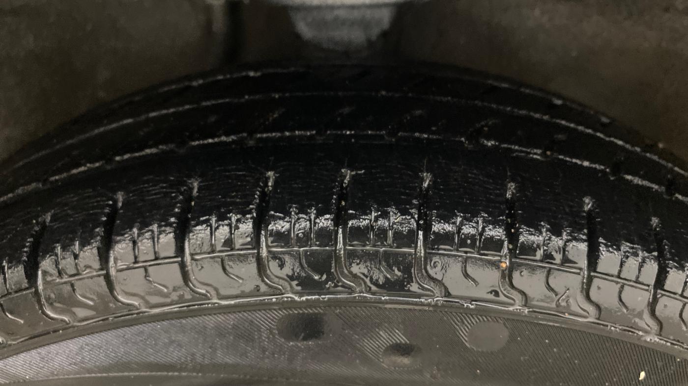 2016 Maruti Alto 800 LXI, Petrol, Manual, 39,007 km, Right Front Tyre Tread