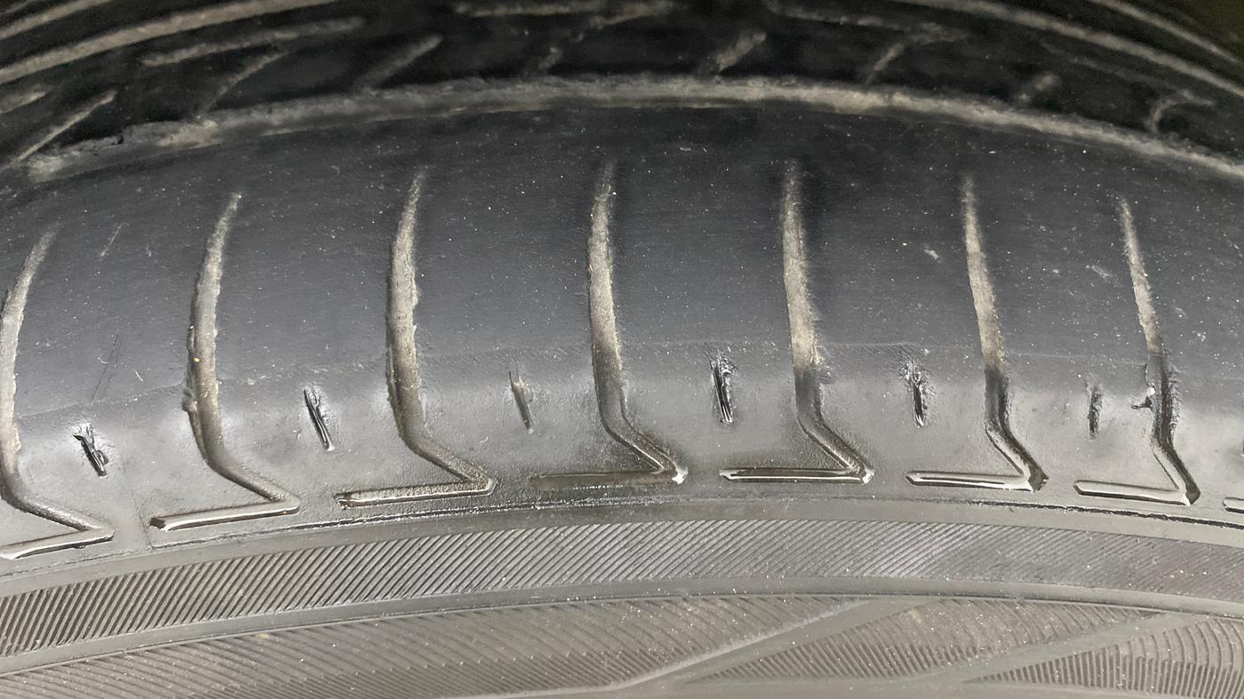 2018 Jeep Compass LIMITED 1.4 PETROL AT, Petrol, Automatic, 1,00,933 km, Right Front Tyre Tread