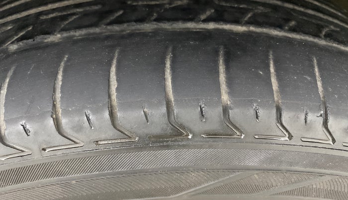 2018 Jeep Compass LIMITED 1.4 PETROL AT, Petrol, Automatic, 1,00,933 km, Right Front Tyre Tread
