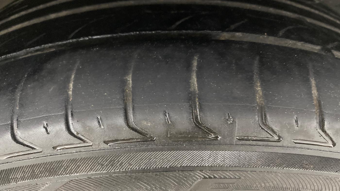 2018 Jeep Compass LIMITED 1.4 PETROL AT, Petrol, Automatic, 1,00,933 km, Left Rear Tyre Tread