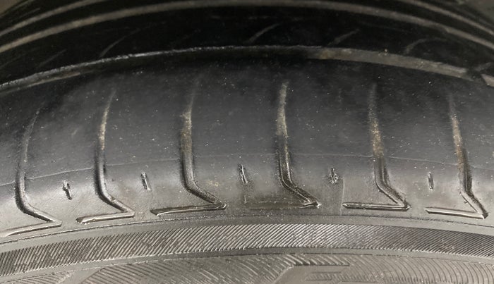 2018 Jeep Compass LIMITED 1.4 PETROL AT, Petrol, Automatic, 1,00,933 km, Left Rear Tyre Tread