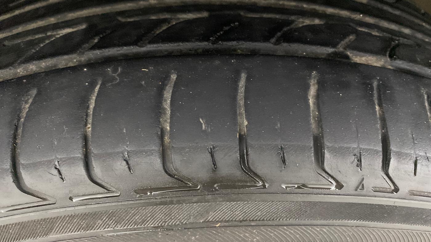 2018 Jeep Compass LIMITED 1.4 PETROL AT, Petrol, Automatic, 1,00,933 km, Left Front Tyre Tread
