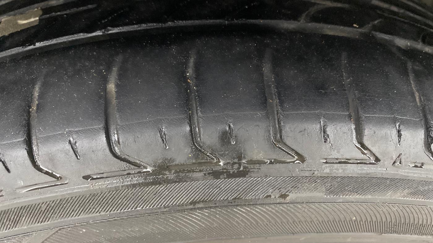 2018 Jeep Compass LIMITED 1.4 PETROL AT, Petrol, Automatic, 1,00,933 km, Right Rear Tyre Tread