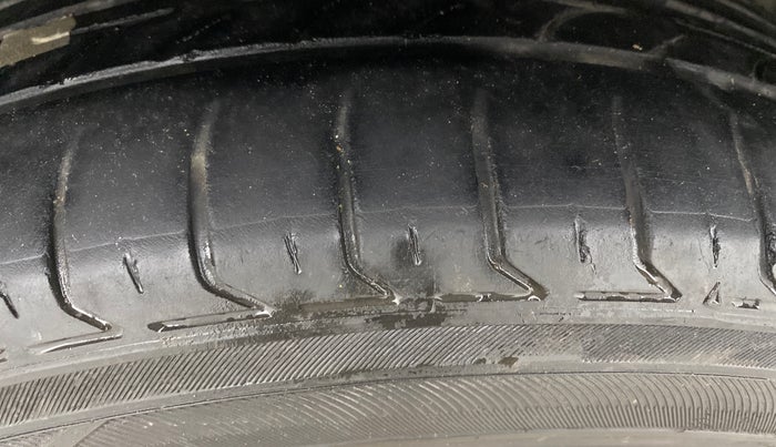 2018 Jeep Compass LIMITED 1.4 PETROL AT, Petrol, Automatic, 1,00,933 km, Right Rear Tyre Tread