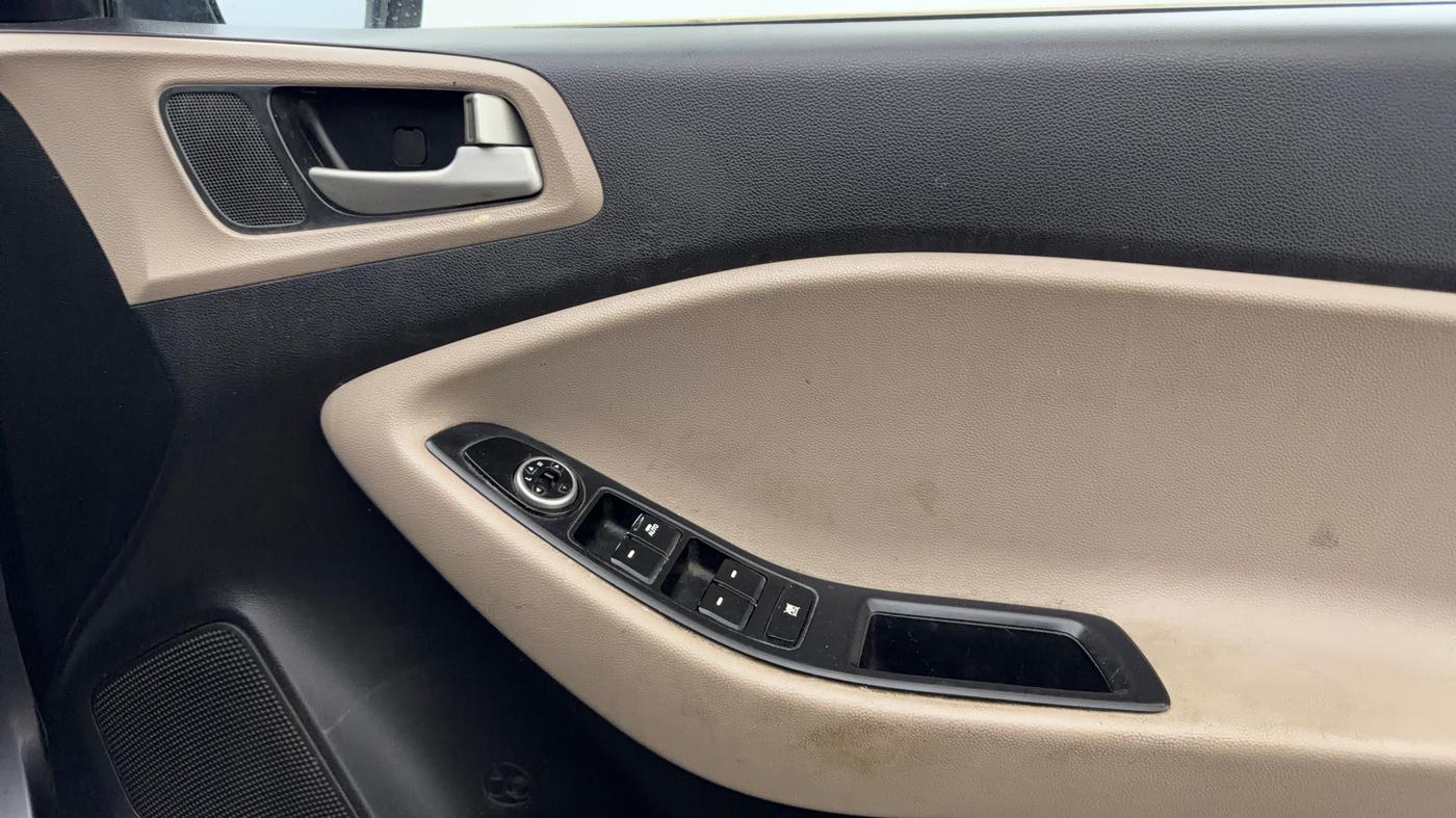 2015 Hyundai Elite i20 MAGNA 1.2, Petrol, Manual, 56,415 km, Driver Side Door Panels Control