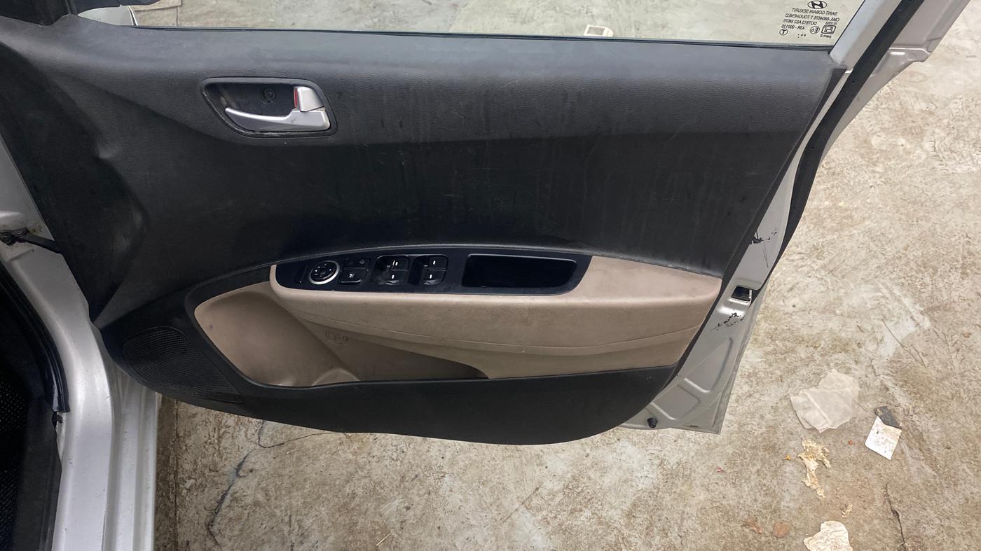 2017 Hyundai Grand i10 SPORTZ (O) 1.2 KAPPA VTVT, Petrol, Manual, 91,360 km, Driver Side Door Panels Control