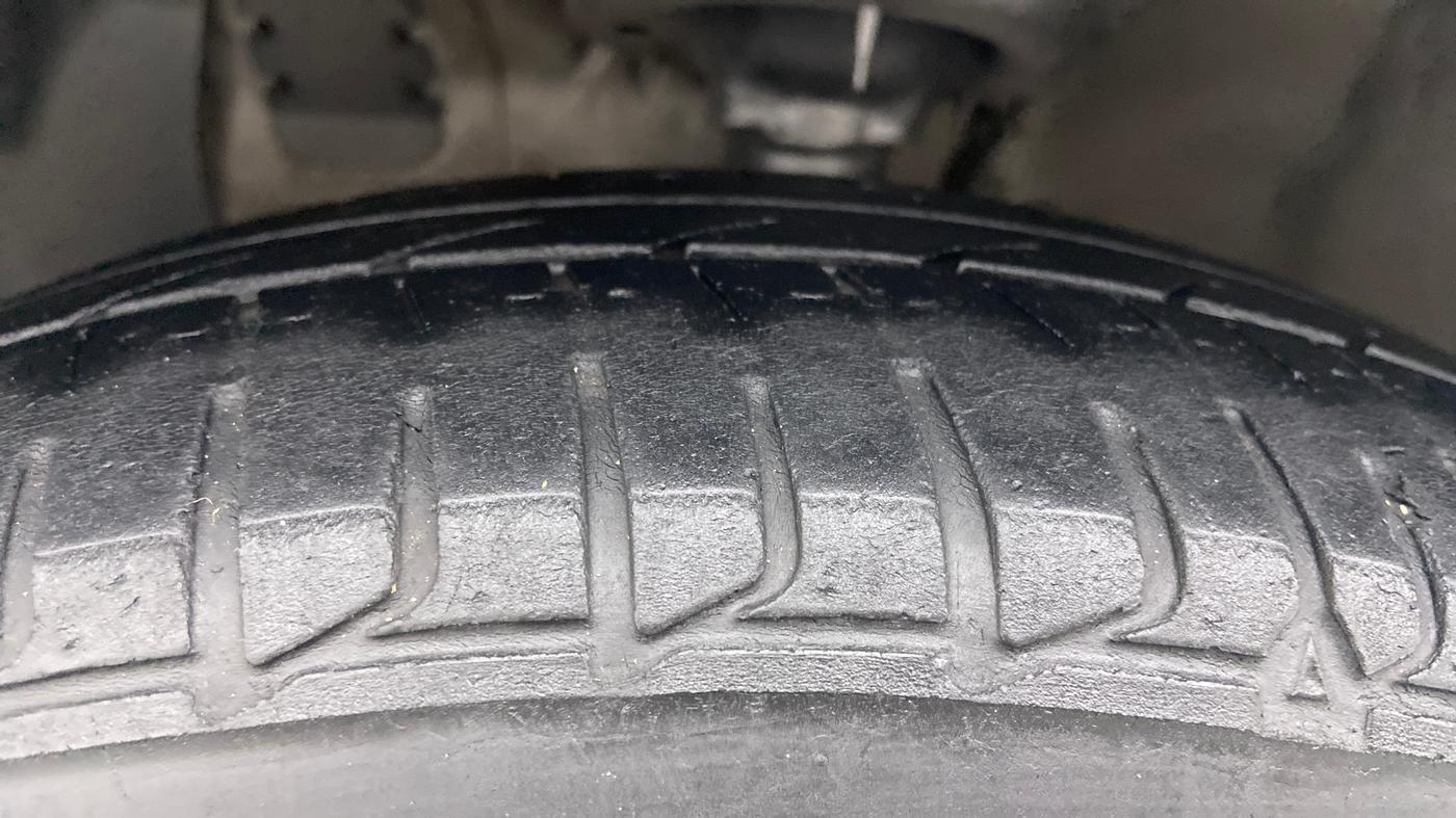 2018 Hyundai Elite i20 MAGNA EXECUTIVE CVT, Petrol, Automatic, 28,677 km, Left Front Tyre Tread