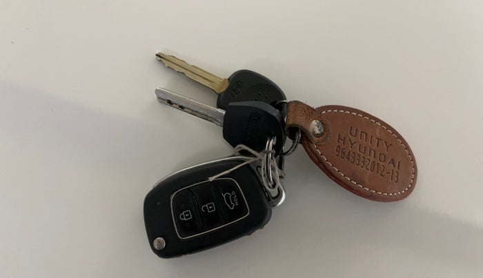 2022 Hyundai VENUE S 1.2, CNG, Manual, 62,398 km, Key Close Up