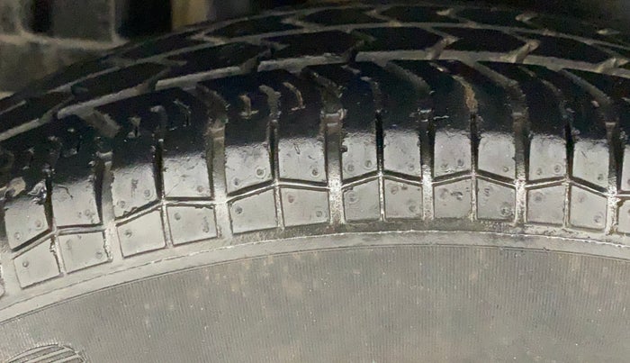 2015 Maruti Swift Dzire LXI (O), Petrol, Manual, 27,707 km, Right Rear Tyre Tread