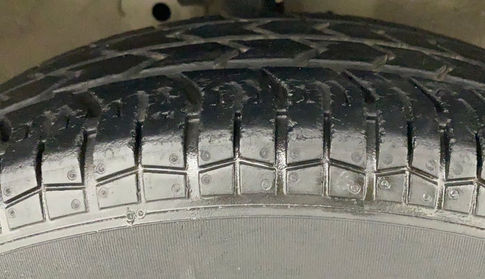 2015 Maruti Swift Dzire LXI (O), Petrol, Manual, 27,707 km, Right Front Tyre Tread
