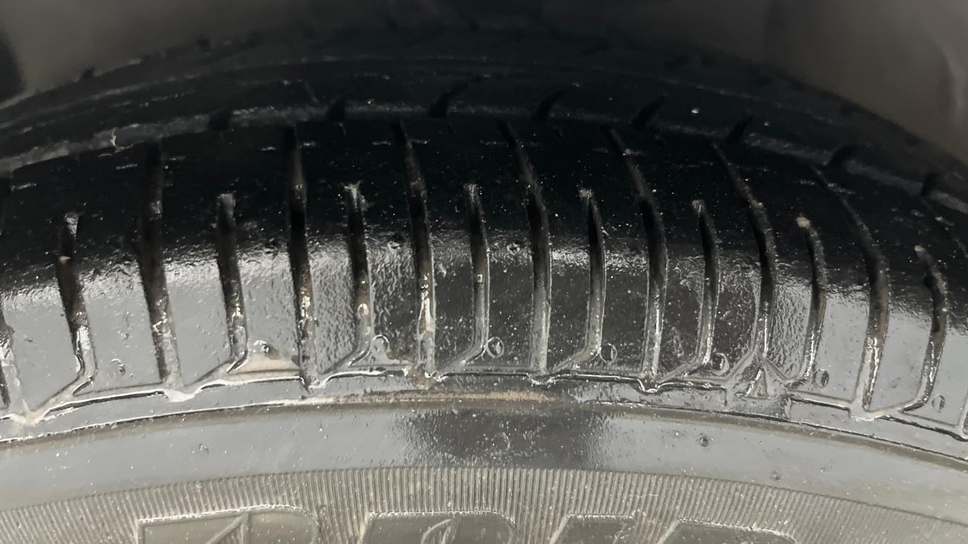 2015 Hyundai i10 MAGNA 1.1, Petrol, Manual, 43,974 km, Left Front Tyre Tread