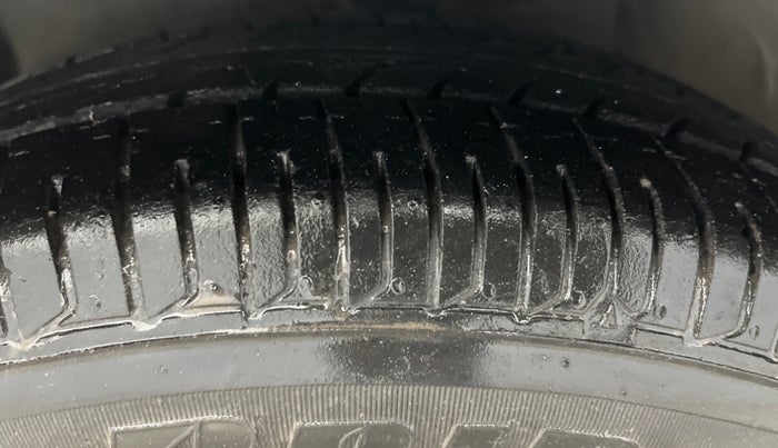 2015 Hyundai i10 MAGNA 1.1, Petrol, Manual, 43,839 km, Left Front Tyre Tread