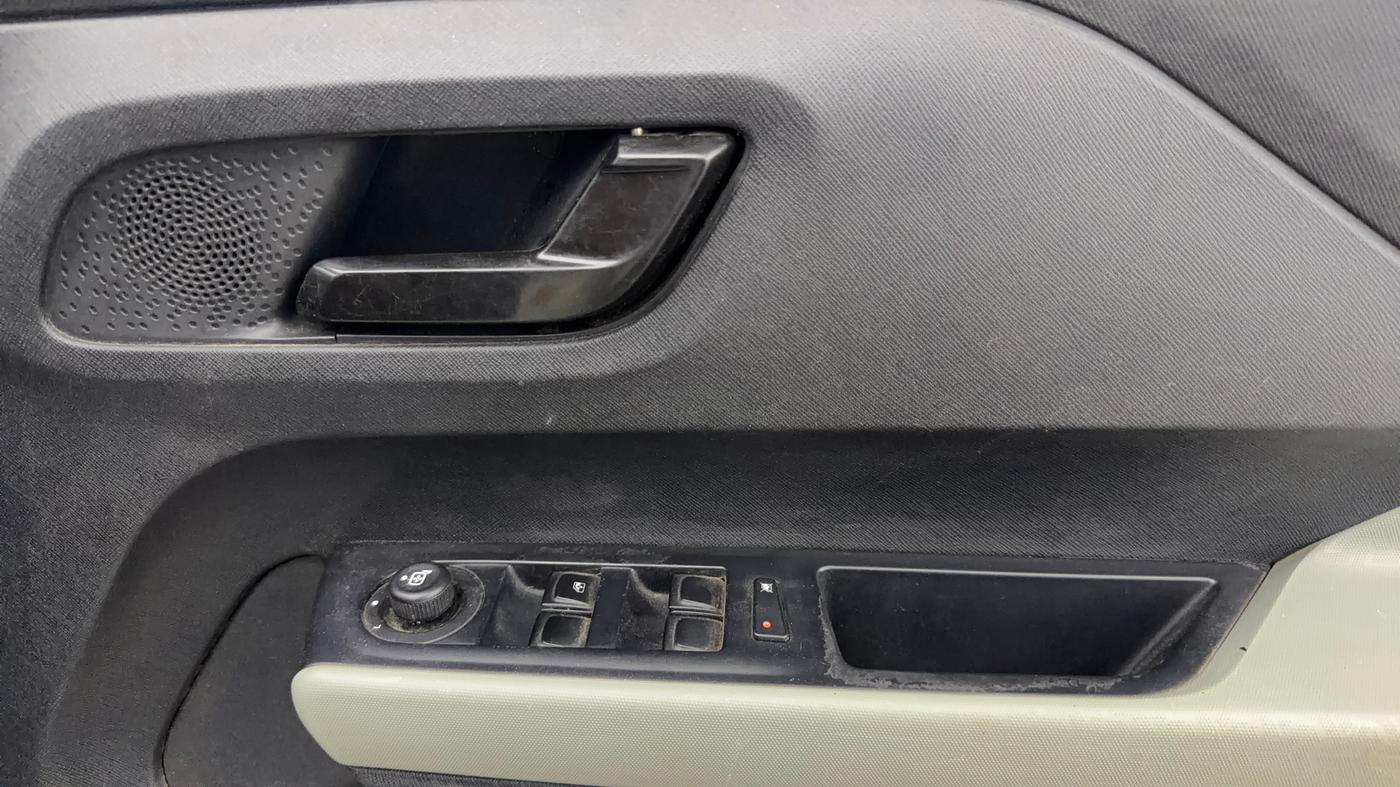 2021 Tata PUNCH ADVENTURE MT, CNG, Manual, 50,698 km, Driver Side Door Panels Control